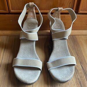 NWOT Charleston Shoe Co. Women’s wedge ankle sandals size 8. Beige/White Trim